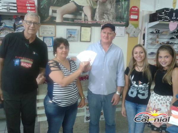 Cliente da Loja Bom Preço recebe vales-compras do Promocional Três de Maio é Show