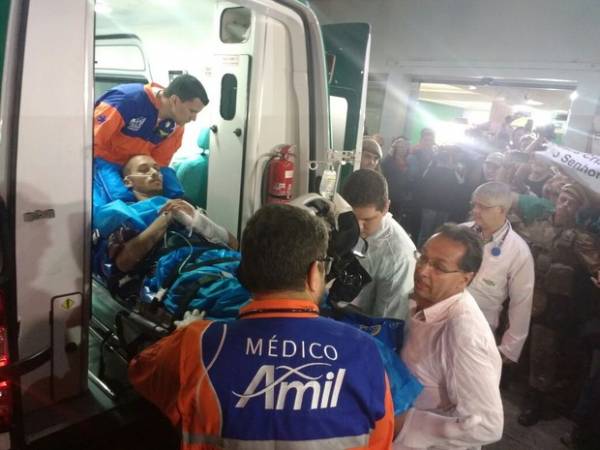 Último sobrevivente da Chapecoense, Neto chega de avião a Chapecó