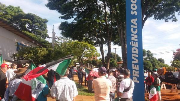 Trabalhadores rurais da região fazem protesto em Três de Maio