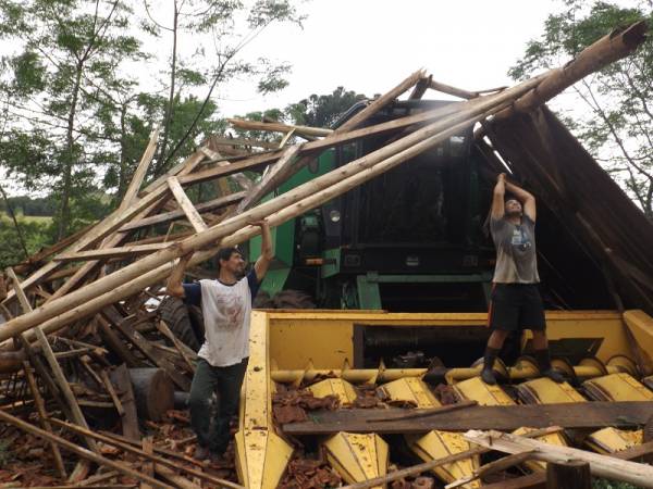 Vendaval deixa rastro de destruição em Tiradentes do Sul