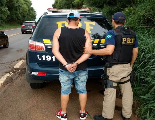 PRF prende homem com CNH e CRLV falsos e veículo roubado em Panambi