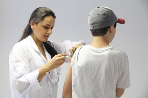 Meninos começam a ser vacinados contra HPV na rede pública de saúde