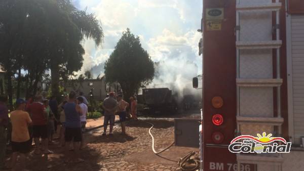 Incêndio destrói casa e dois veículos em Santo Cristo