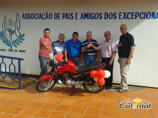 APAE recebe motocicleta do Promocional Três de Maio é Show