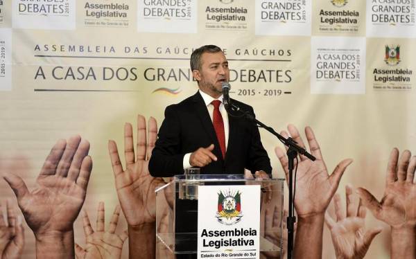 Edegar Pretto toma posse na Presidência da Assembleia 