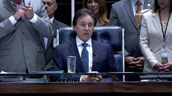 Eunício Oliveira do PMDB é eleito presidente do Senado