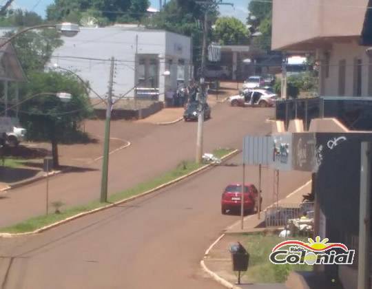 Bandidos fazem cordão humano e assaltam dois bancos em Miraguaí