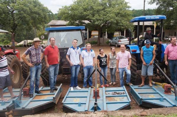 Entrega de equipamentos aos grupo de máquinas em São José do Inhacorá
