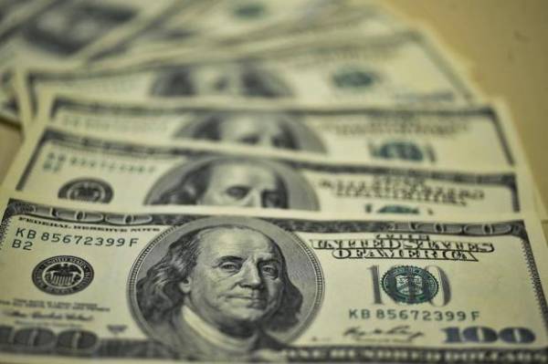 Dólar fecha abaixo de R$ 3,10, a menor cotação desde julho de 2015