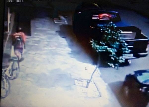 Câmera de monitoramento flagra ladrão levando dinheiro de restaurante em Santo Ângelo; Veja vídeo