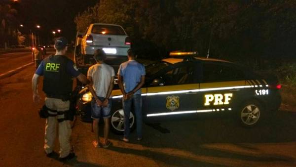 PRF de Ijuí recupera veículo furtado e prende duas pessoas