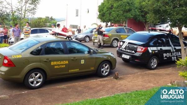 Novos suspeitos de rouboi em banco são levados à DP de Rodeio Bonito