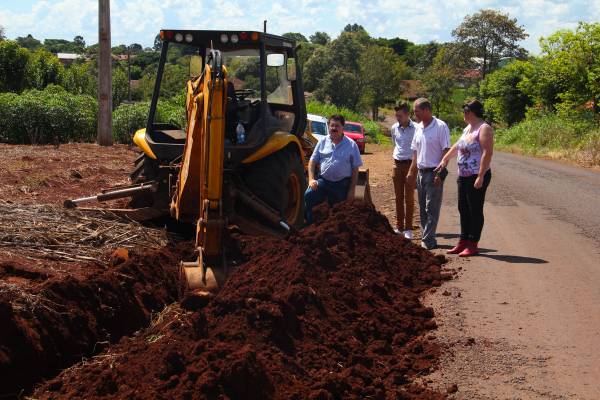 Prefeito verifica ampliação de rede de água em Manchinha