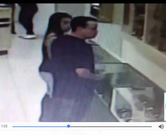 Câmeras de vigilância flagram casal furtando joias no Centro de Passo Fundo