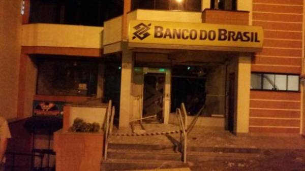 Criminosos explodem agência bancária, fazem cordão humano e atiram contra posto da BM em Pouso Novo