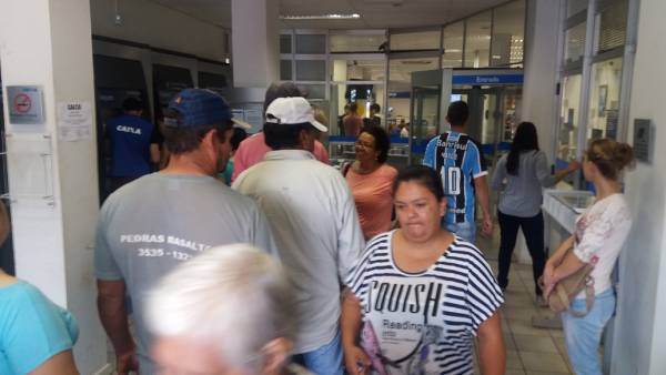 Caixa abre mais cedo até quarta para saque de contas inativas do FGTS