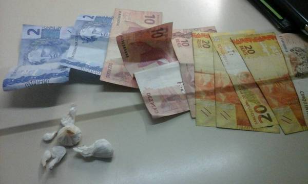 No Dia do Policial cinco presos com drogas na área do 4º BPAF