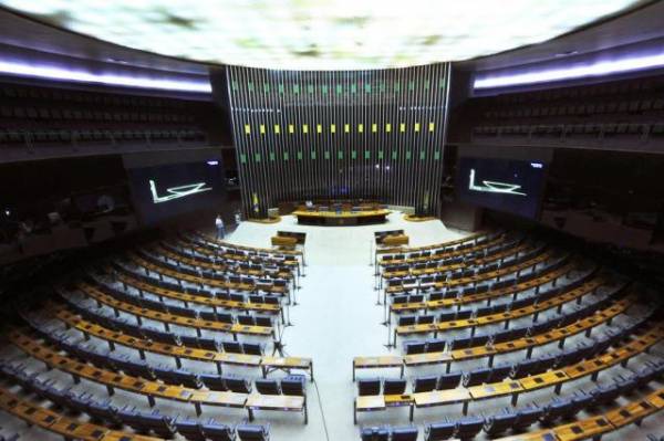 Câmara terá semana agitada com debates e início de votações de reformas