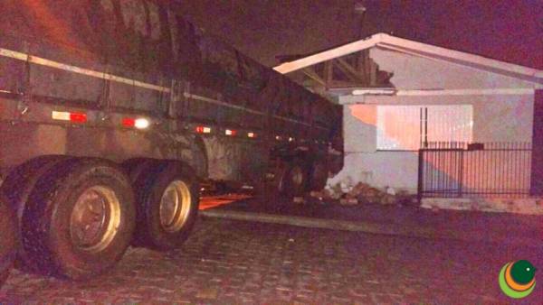 Carreta invade residência e mata idosa em Passo Fundo
