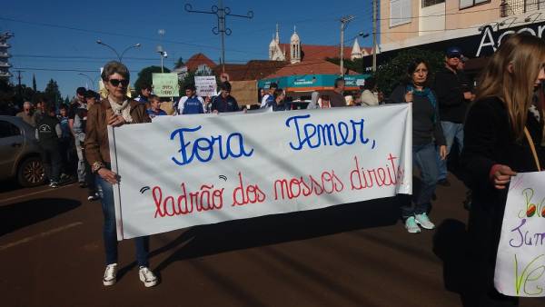 Trabalhadores e estudantes protestam contra reformas em Três de Maio