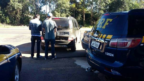 PRF prende dupla com carro clonado em Ijuí