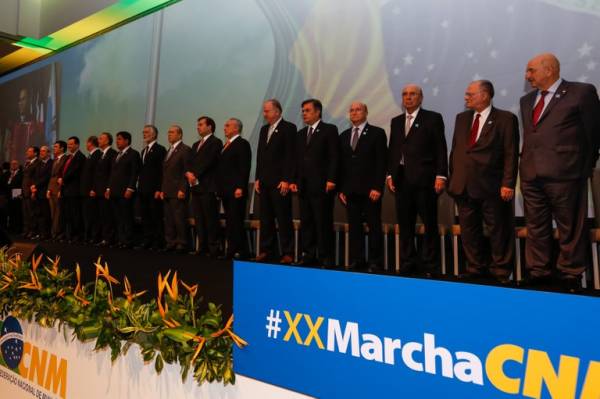 Temer assina MP que parcela dívidas de estados e municípios com o INSS