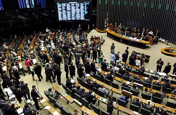 Câmara aprova MP que libera saque das contas inativas do FGTS