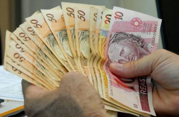 Maioria dos trabalhadores usa dinheiro do FGTS para pagar dívidas