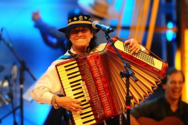 Cantora Berenice Azambuja tem a gaita furtada em Porto Alegre