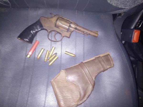 Motorista abordado em blitz é preso por porte ilegal de arma, em Porto Lucena