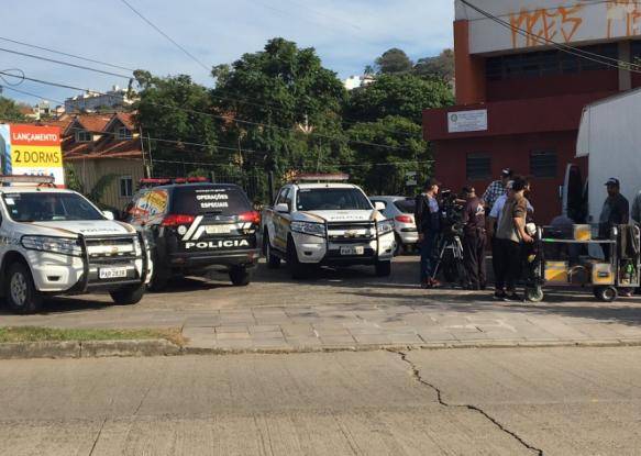Piratini grava comercial com policiais a poucos metros de supermercado arrombado