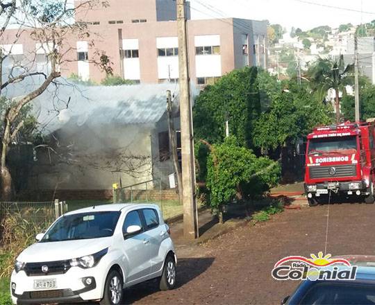 Casa é parcialmente avariada por incêndio em Três de Maio