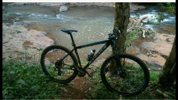Jovem procura por bicicleta furtada no centro de Três de Maio