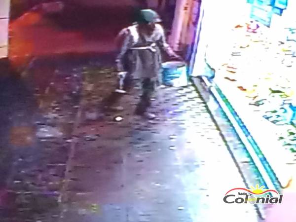 Ladrão quebra vitrine de relojoaria para furtar no centro de Três de Maio