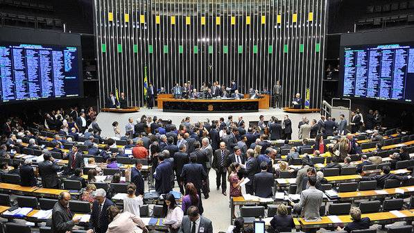 Deputados votarão denúncia de Temer ao microfone