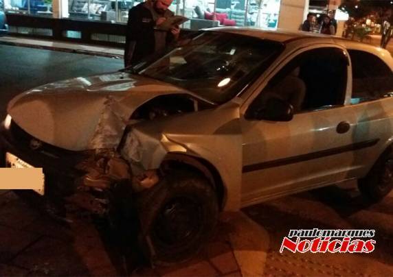 Motorista abandona carro após bater contra farmácia
