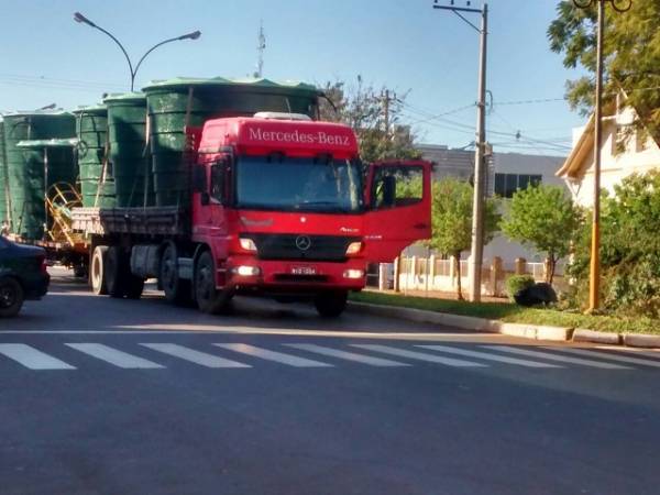 Caminhão derruba fios e deixa comércio sem telefone