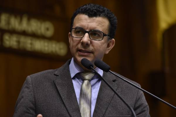 Jeferson Fernandes comemora fim da aposentadoria especial dos deputados estaduais