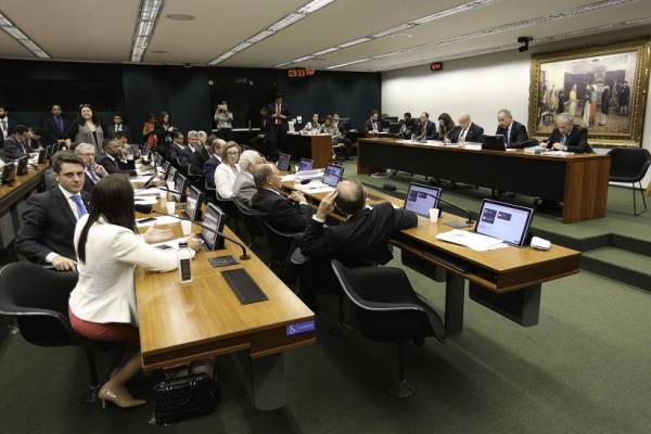 Comissão da reforma política aprova distritão para eleições de 2018 e 2020