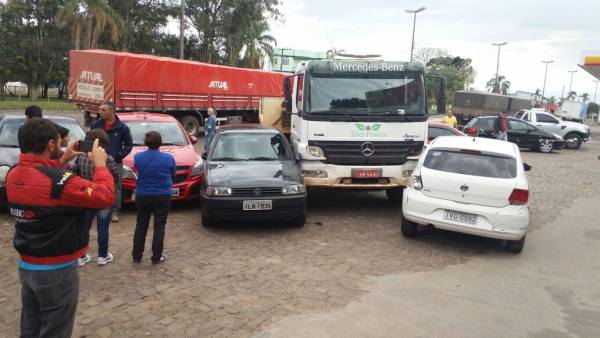 Caminhão desengatado e sem motorista atravessa avenida e atinge cinco carros em Cruz Alta