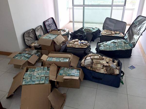 Polícia Federal encontra malas e caixas de dinheiro em imóvel que seria usado por Geddel Vieira Lima