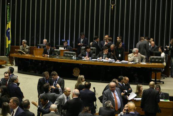 Deputados discutem PEC que estabelece o fim das coligações
