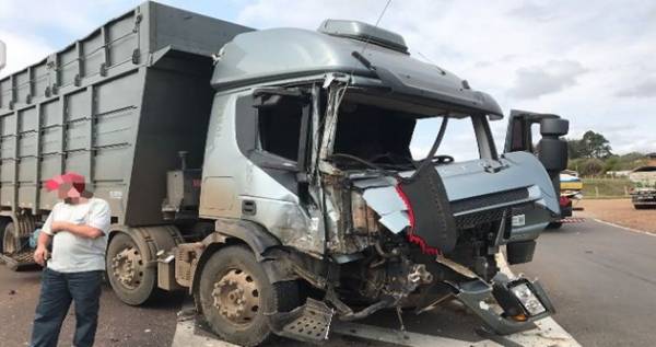 Acidente entre dois caminhões deixa motorista ferido na BR 285