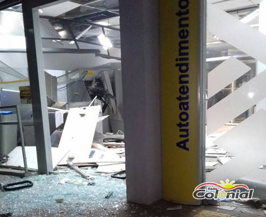 Criminosos explodem agência bancária e fazem reféns em Espumoso