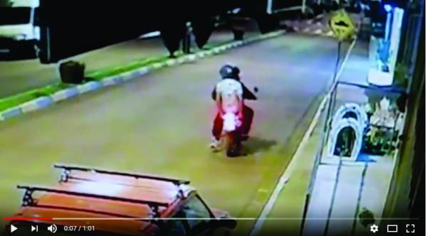 Câmera de monitoramento flagram elemento furtando moto em Nova Candelária 