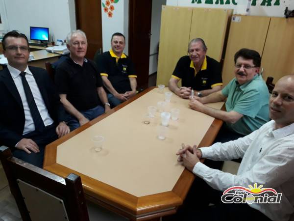 Assessor do ministro Terra visita o pref. Copatti e confirma empenho de verba para compra de uma Van