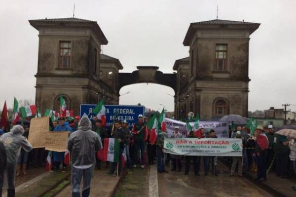 Produtores de leite protestam na fronteira com o Uruguai