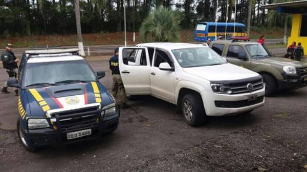 PRF prende argentinos que transportavam galos de rinha em condições de maus tratos