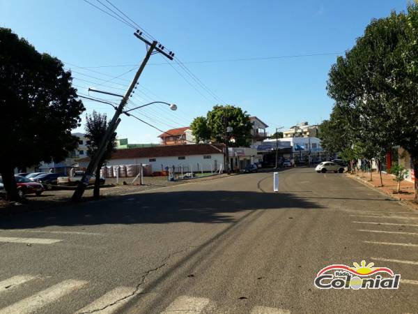 Queda de poste provoca falta de luz no centro da cidade