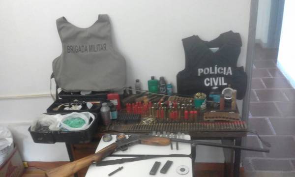 Brigada Militar e Polícia Civil apreendem arma e grande quantidade de munições em Cândido Godói